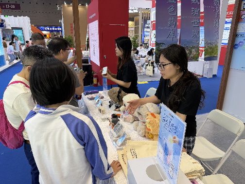 按下实体键后,文博会观众感受墨本AI终端的“专注力设计”