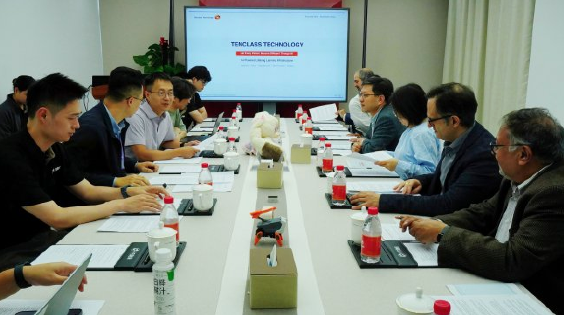 IEEE国际专家团走进这家深企，点赞深圳AI原生生态建设实践